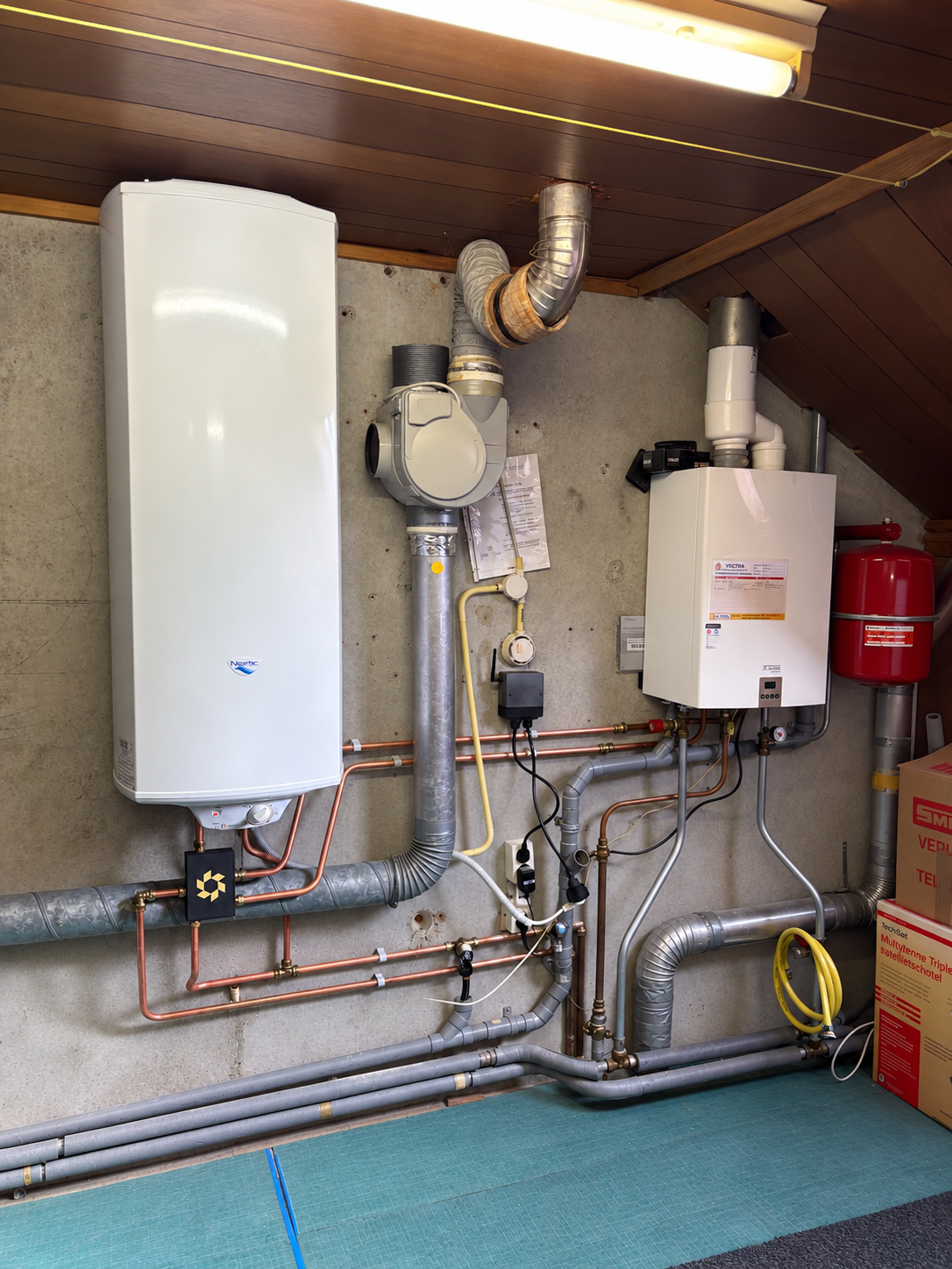 Warmwateraccu naast een cv-ketel in de berging