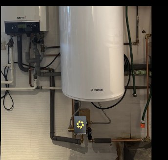 Warmwateraccu geïnstalleerd in een kelder