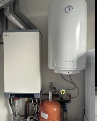 Warmwateraccu naast cv-ketel met expansievat