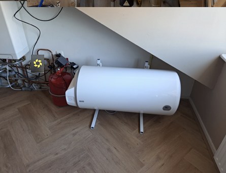 Horizontaal geplaatste warmwateraccu onder een schuine kap