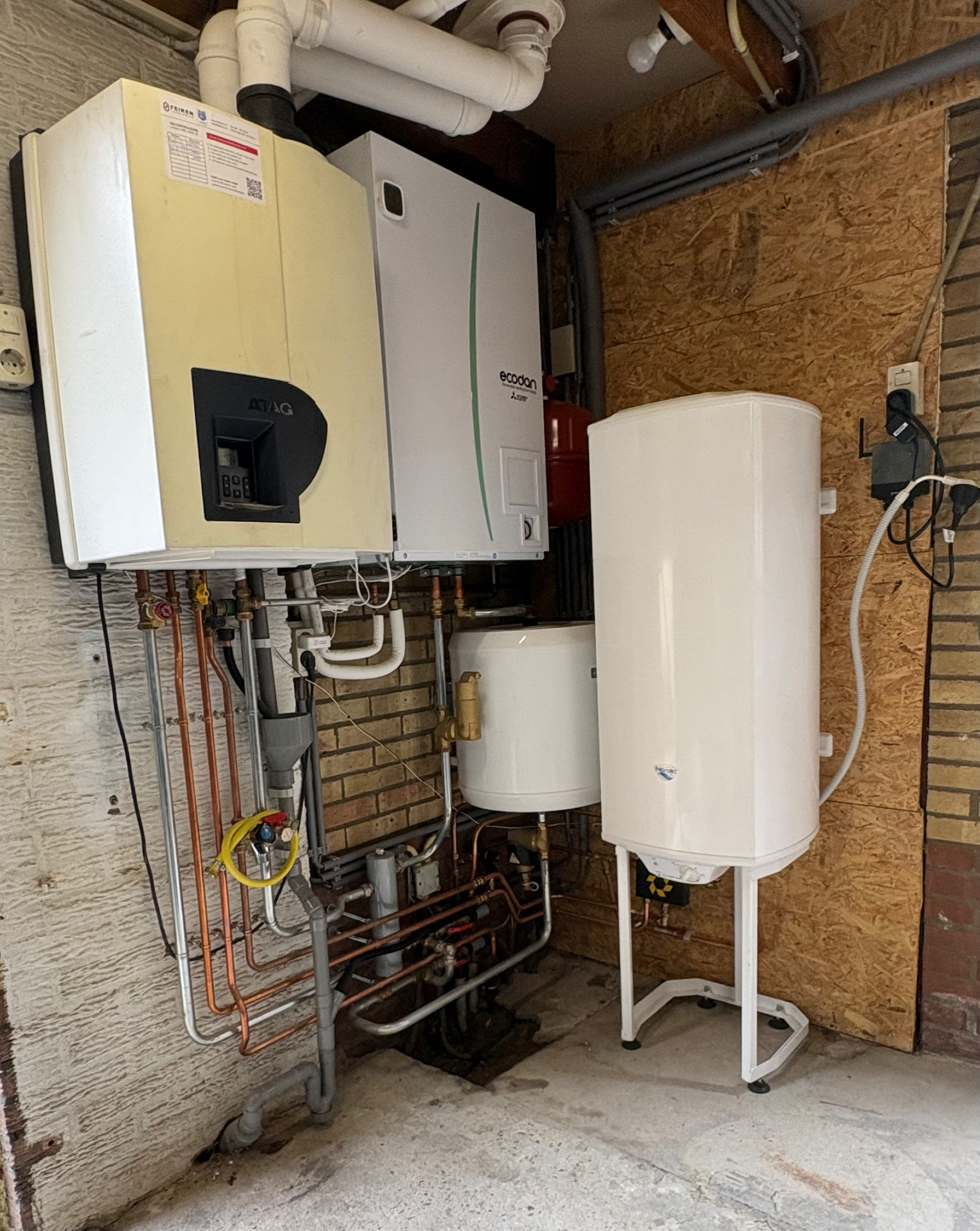 Warmwateraccu naast een hybride warmtepomp en cv-ketel