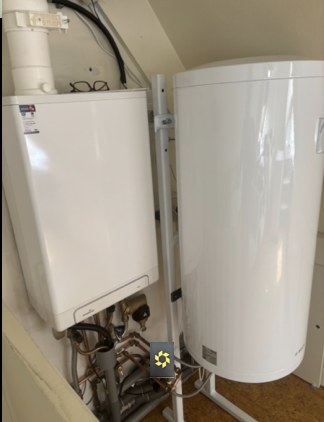 Warmwateraccu in een bijkeuken naast de cv-installatie