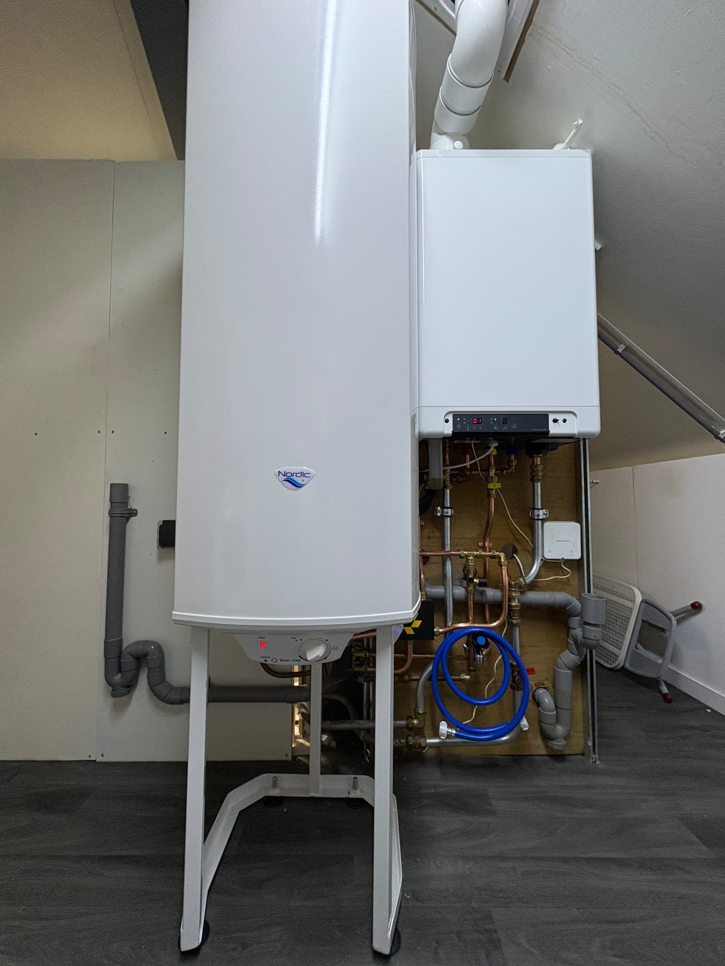 Warmwateraccu op een boiler stoel naast een cv-ketel