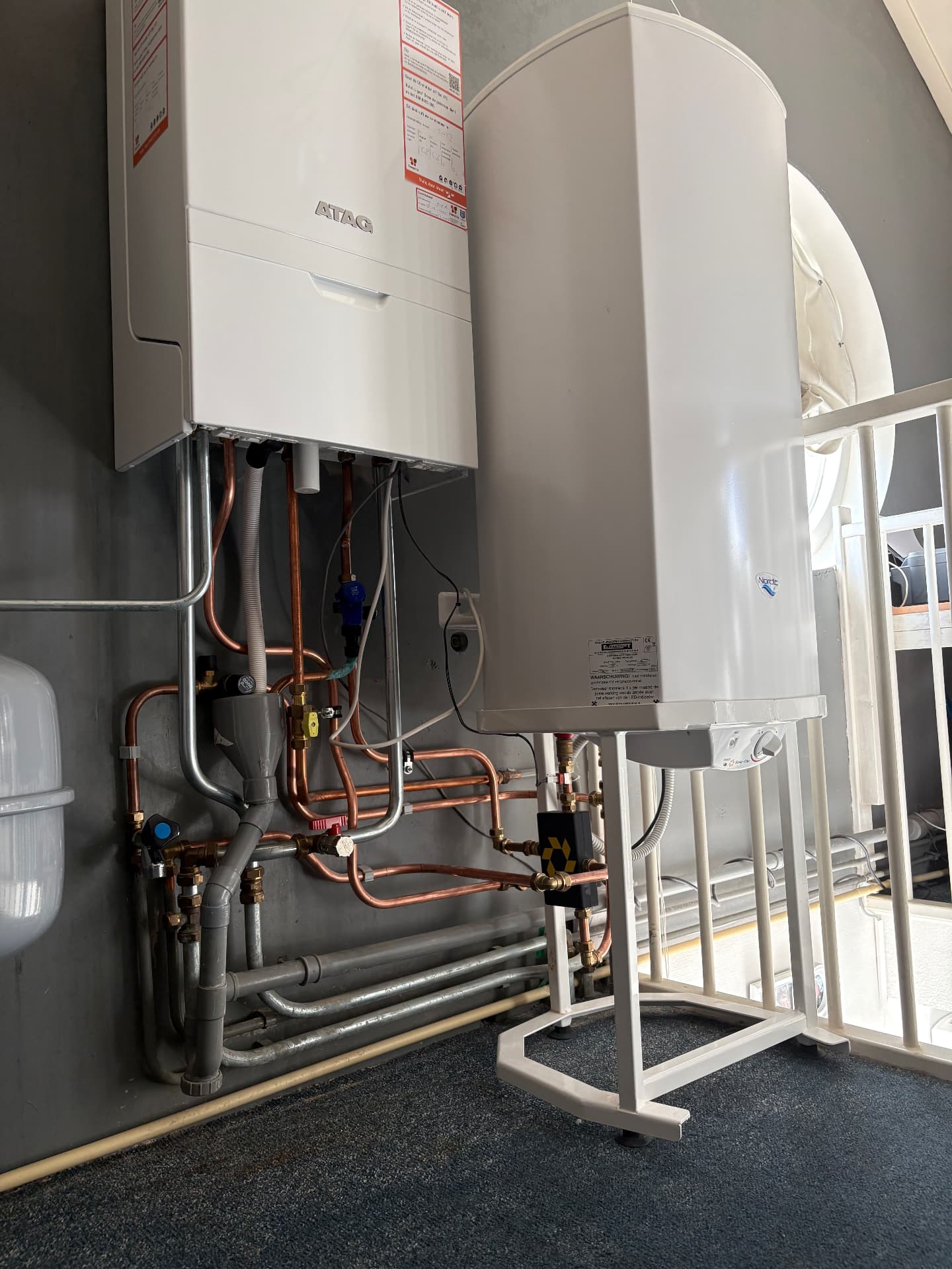 Warmwateraccu op een standaard direct naast de cv-ketel met kort leidingwerk