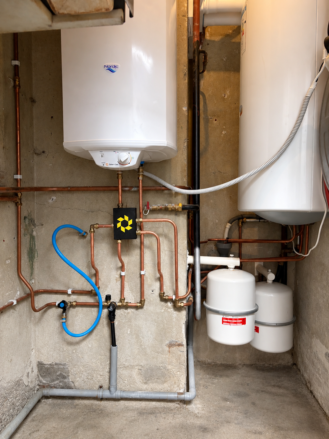 Warmwateraccu met Solar-Switch in een technische ruimte