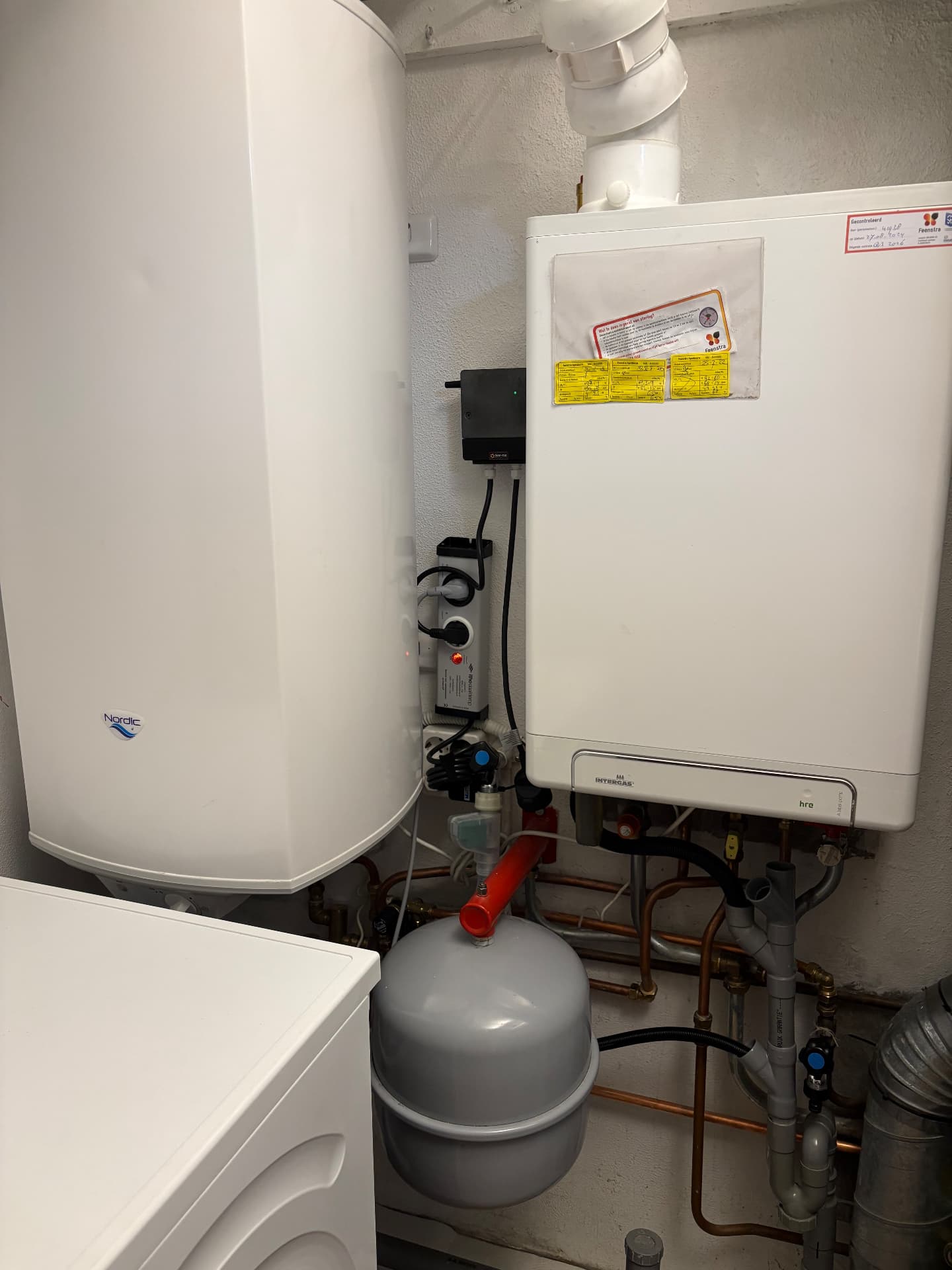 Solar-Cap warmwateraccu naast een cv-ketel en wasmachine met prioriteitenschakelaar
