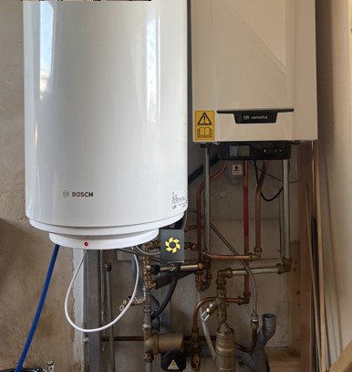 Grote warmwateraccu naast een cv-ketel