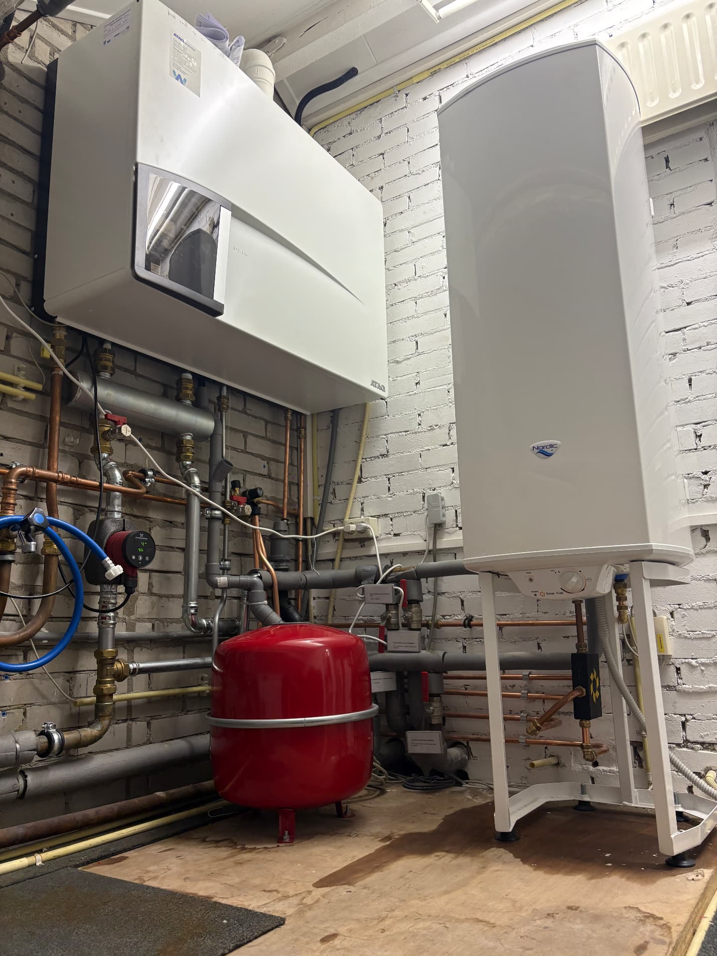 Warmwateraccu op een boiler stoel voor de cv-ketel met leidingwerk